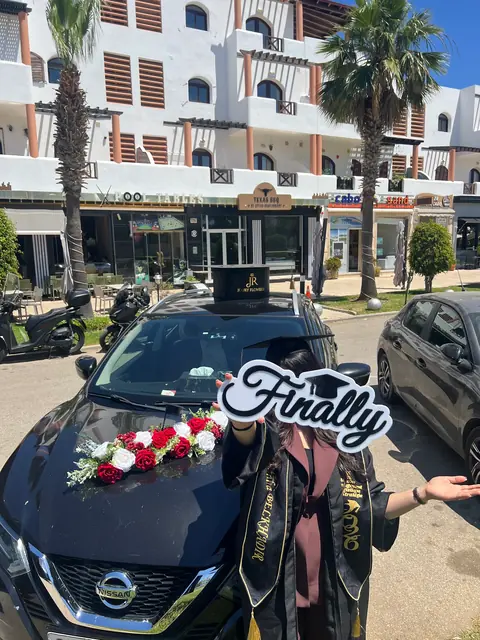 Décoration de voiture avec fleurs pour graduation à Tetouan