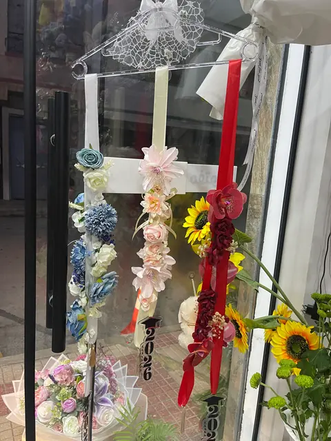 Décorations suspendues fleuries pour graduation à Tetouan