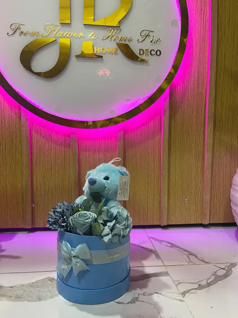 Box de fleurs avec ourson bleu pour naissance garçon à Tetouan