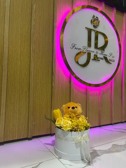 Box de fleurs avec ourson jaune pour naissance à Tetouan