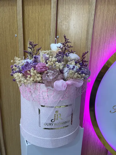 Box de fleurs violettes pour cadeau de naissance à Tetouan