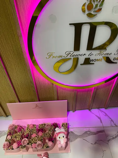 Coffret de fleurs et chocolats pour naissance fille à Tetouan