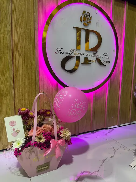 Panier cadeau avec ballon rose pour naissance fille à Tetouan