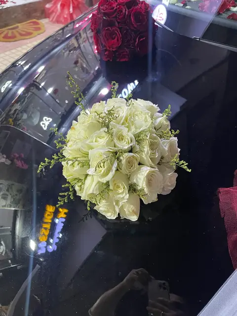 Bouquet de roses blanches pour décoration automobile à Tetouan