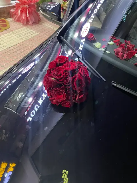 Bouquet de roses rouges sur voiture de mariage à Tetouan