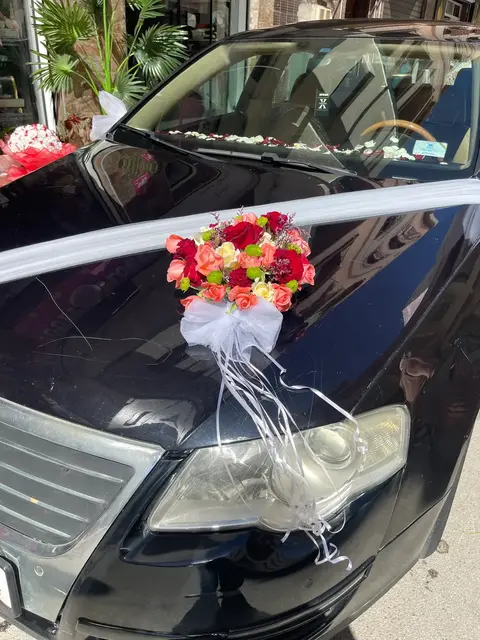 Détail floral sur portière de voiture de mariage à Tetouan