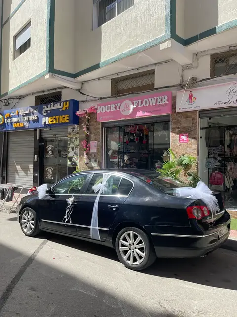 Décoration latérale avec rubans blancs à Tetouan