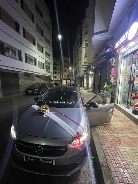 Décoration florale d'une Mercedes de mariage à Tetouan