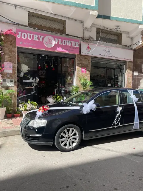 Rubans et fleurs sur les poignées d'une voiture à Tetouan