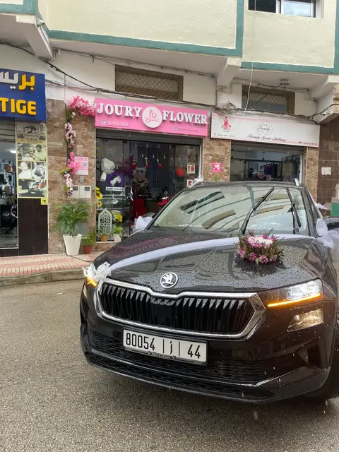 Décoration de capot avec fleurs roses sur Skoda à Tetouan