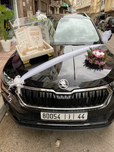 Skoda de mariage avec bouquet et rubans blancs à Tetouan