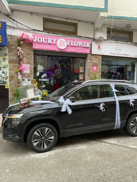 SUV décoré de rubans blancs pour mariage à Tetouan