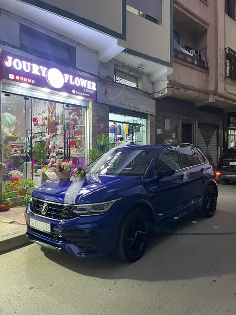 Voiture bleue préparée pour un mariage à Tetouan