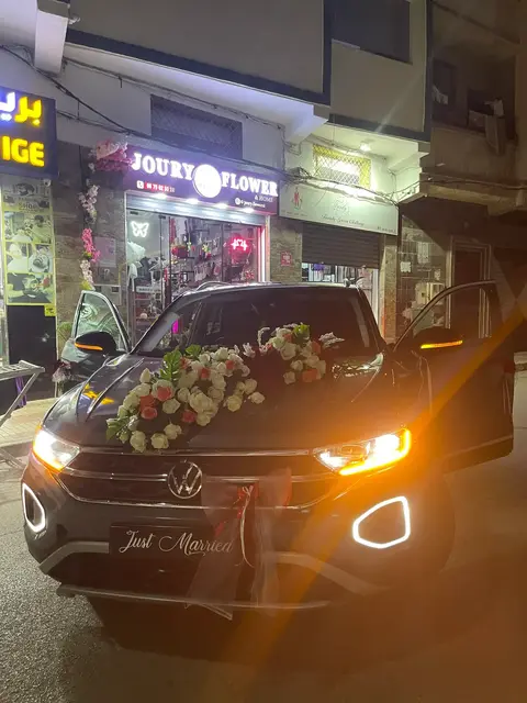 Voiture noire avec bouquet de mariage à Tetouan