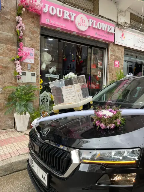 Voiture noire décorée de roses pour mariage à Tetouan